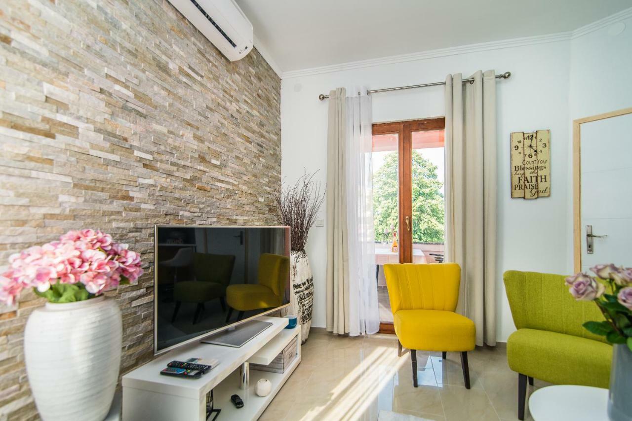 Charming House On The Beach And Deluxe Apartment Pula Exterior photo